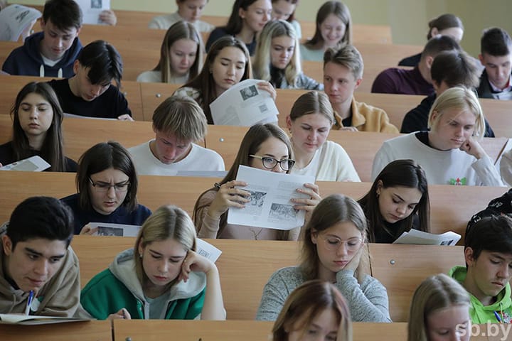 Видно трусы у школьницы 